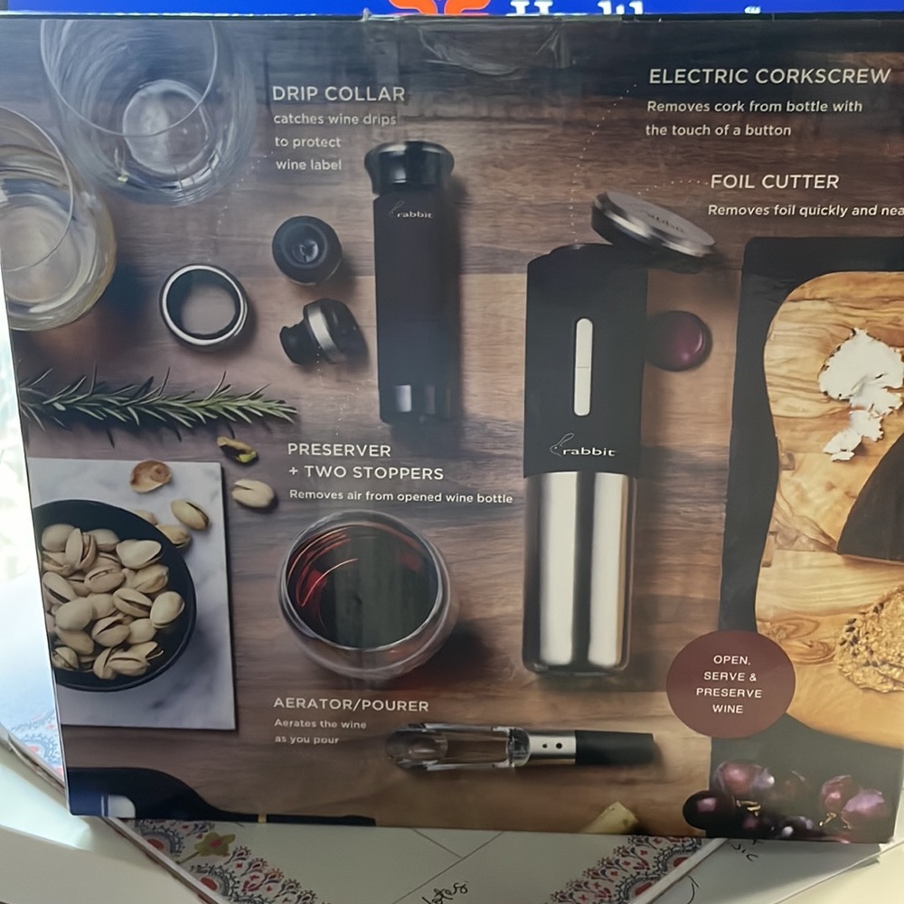 New in box Rabbit Electric Wine Set - Picture 2 of 2